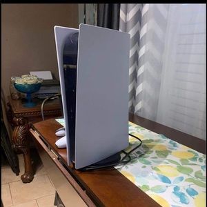 Used game with 2 controllers in chargers